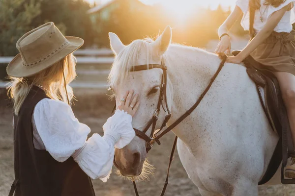 Retrato Mujer Acariciando Caballo Blanco Con Una Chica Sentada Ella —  Fotos de Stock