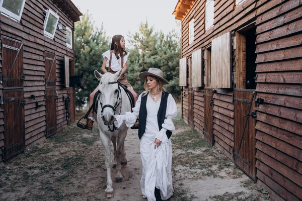 Pleine Longueur Shot Fille Équitation Cheval Avec Mère Marche Près — Photo