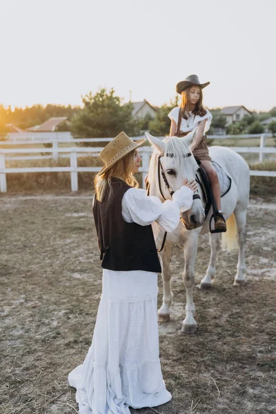 Full Length Tiro Mãe Acariciando Cavalo Branco Com Filha Sentada — Fotografia de Stock