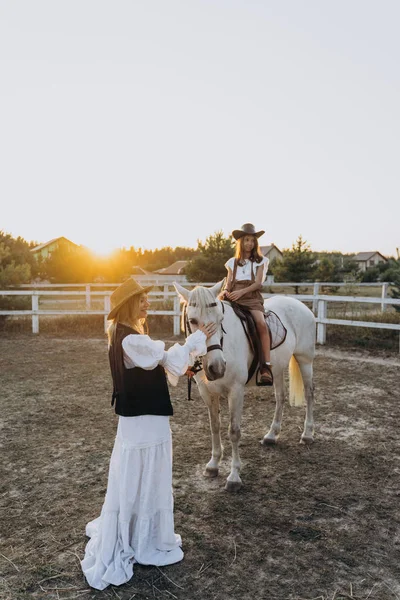 Dochter Paardrijden Paard Terwijl Moeder Strelen Haar Paard Ranch — Stockfoto