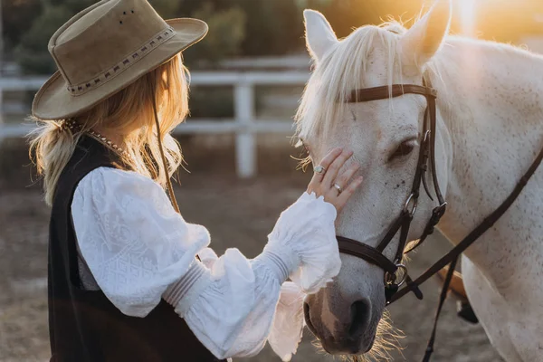 Vrouw Strelen Een Paard Ranch Bij Zonsondergang — Stockfoto