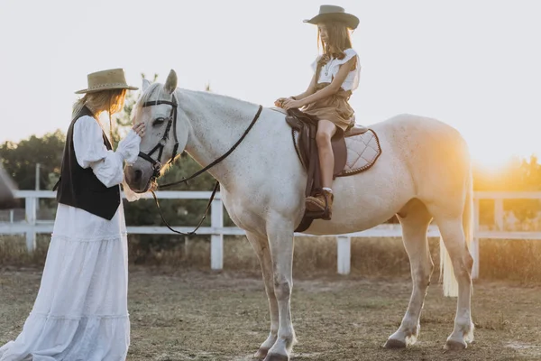 Meisje Paardrijden Paard Terwijl Moeder Strelen Haar Paard Ranch Bij — Stockfoto