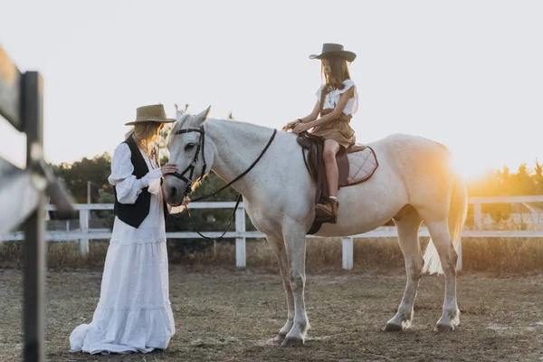 Kızının Üzerinde Oturan Beyaz Atı Okşayan Annenin Tam Uzunlukta Çekilmiş — Stok fotoğraf