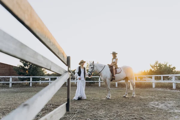 Vrolijke Dochter Paard Paardrijden Terwijl Moeder Houden Teugel Wandelen Buurt — Stockfoto