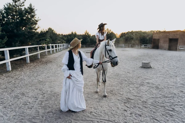 Tiro Comprimento Total Menina Montando Cavalo Rancho Enquanto Mãe Segurando — Fotografia de Stock