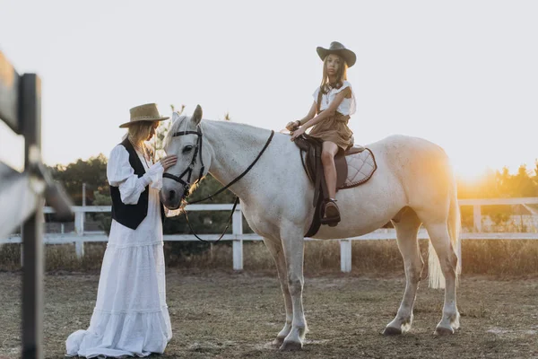 Filha Equitação Cavalo Enquanto Mãe Acariciando Seu Cavalo Rancho — Fotografia de Stock