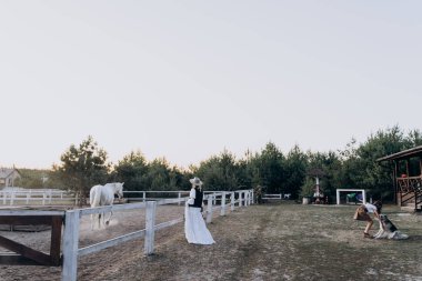 kızı ile uzun elbiseli kadın çiftlikte birlikte vakit geçirmek 