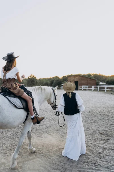 Achteraanzicht Van Meisje Paardrijden Paard Terwijl Moeder Houden Teugel Wandelen — Stockfoto