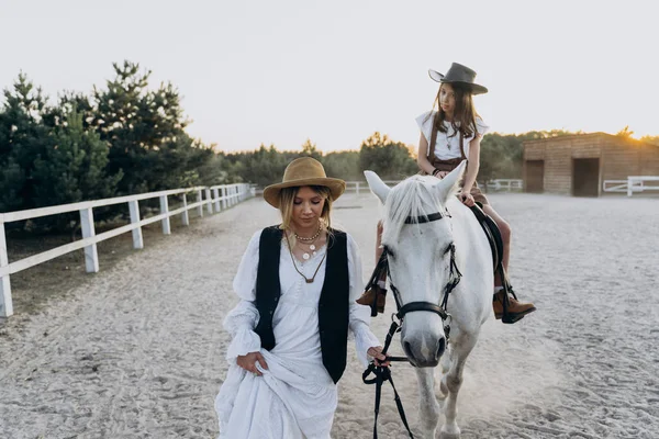 Vue Face Fille Équitation Cheval Sur Ranch Tandis Que Mère — Photo