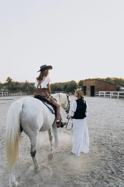 Achteraanzicht Van Womam Vasthouden Hoofdstel Met Dochter Paardrijden Paard Ranch — Stockfoto