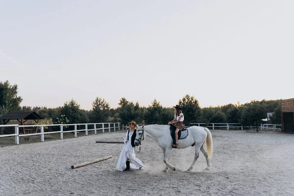 Zijaanzicht Van Vrouw Vasthouden Hoofdstel Met Dochter Paardrijden Paard Ranch — Stockfoto