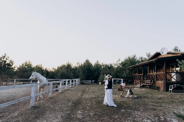 Kvinna Lång Klänning Med Dotter Spenderar Tid Tillsammans Ranchen — Stockfoto