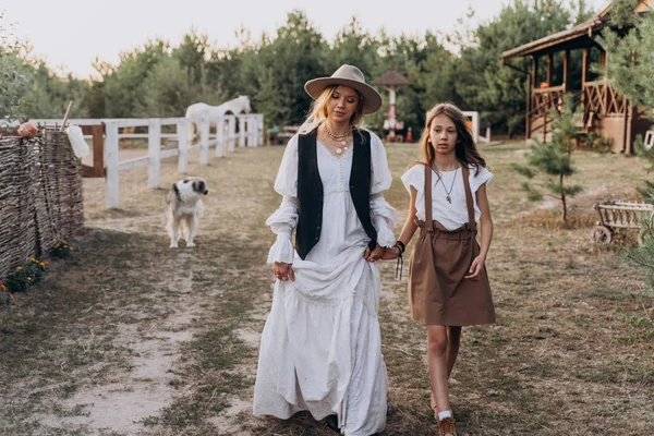 Anne Kızı Birlikte Çiftlikte Yürürken Ele Tutuşuyor — Stok fotoğraf