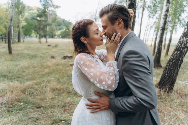 Schöne Schwangere Frau Weißem Kleid Mit Schönen Mann Küsst Birkenhain — Stockfoto