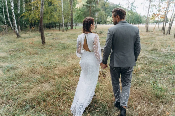 Back View Vacker Gravid Kvinna Vit Klänning Med Stilig Man — Stockfoto