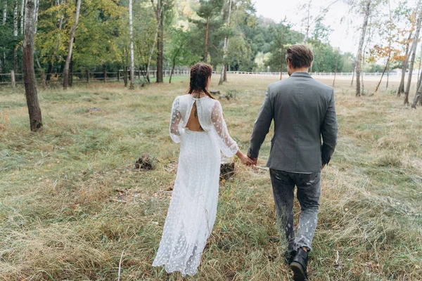 Mooie Zwangere Vrouw Witte Jurk Met Knappe Man — Stockfoto