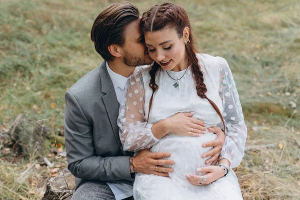 Bela Mulher Grávida Vestido Branco Com Homem Bonito Sentado Toco — Fotografia de Stock