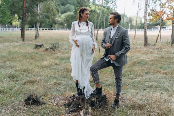 Mooie Zwangere Vrouw Witte Jurk Met Knappe Man Berken Grove — Stockfoto