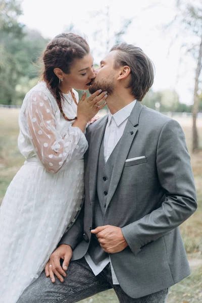 Mooie Zwangere Vrouw Witte Jurk Met Knappe Man Zoenen Berken — Stockfoto