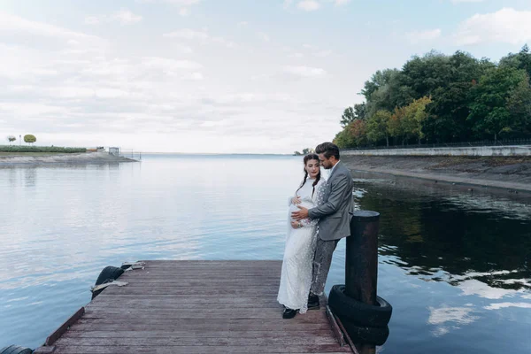 Beautiful Pregnant Woman White Dress Handsome Man Standing Wooden Pier — Stock Photo, Image