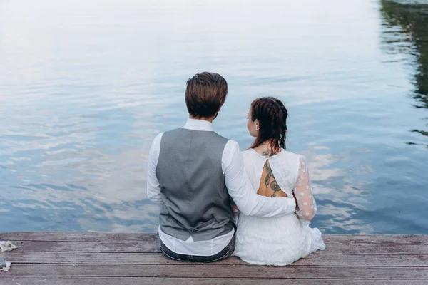 Vista Trasera Hermosa Pareja Sentada Muelle Madera Contra Lago —  Fotos de Stock