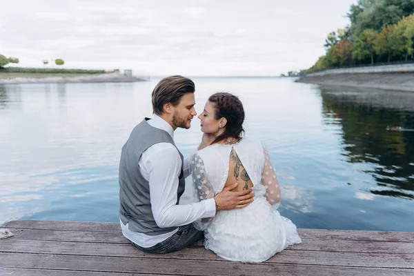 Arrière Vue Beau Couple Baisers Assis Sur Une Jetée Bois — Photo