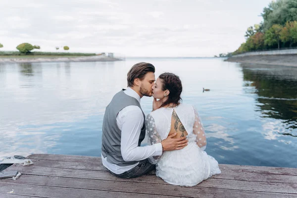 Rückseite Schönes Paar Küsst Und Sitzt Auf Einem Holzsteg See — Stockfoto