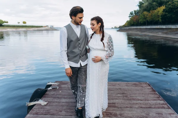 Beautiful Pregnant Woman White Dress Handsome Man Standing Wooden Pier — Stock Photo, Image