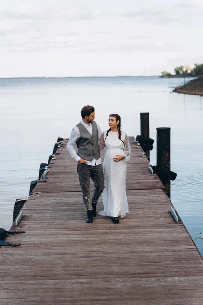 호수에 부두에 남자와 드레스에 아름다운 — 스톡 사진