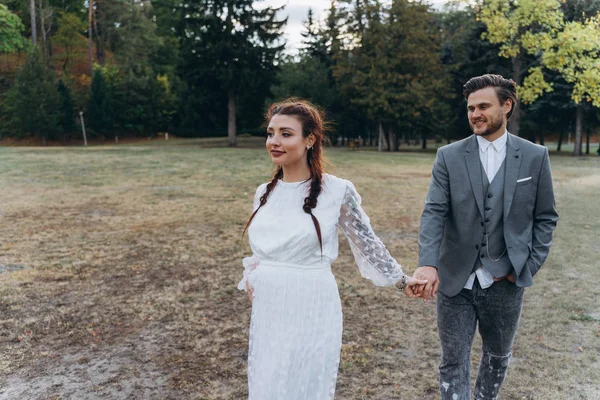 Bela Mulher Grávida Vestido Branco Com Homem Bonito Mãos Dadas — Fotografia de Stock