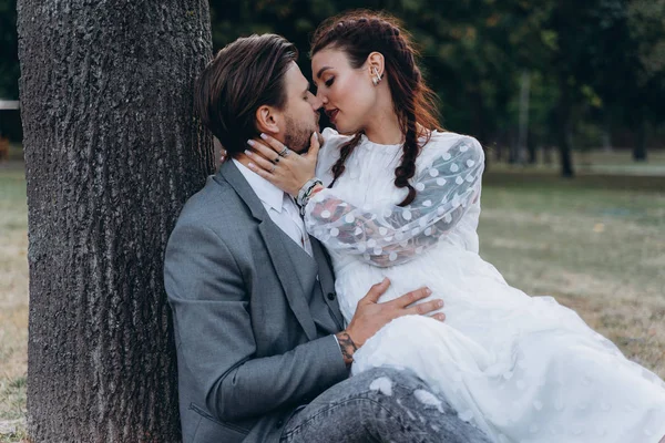 Bela Mulher Grávida Vestido Branco Com Homem Bonito Sentado Chão — Fotografia de Stock