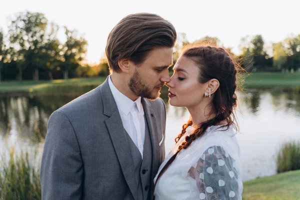 Mooie Zwangere Vrouw Witte Jurk Met Knappe Man Zoenen Groene — Stockfoto