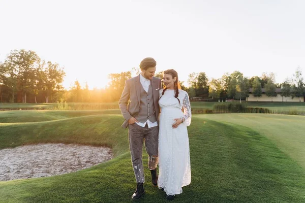 Krásná Těhotná Žena Bílých Šatech Pohledným Mužem Zeleném Trávníku Noci — Stock fotografie