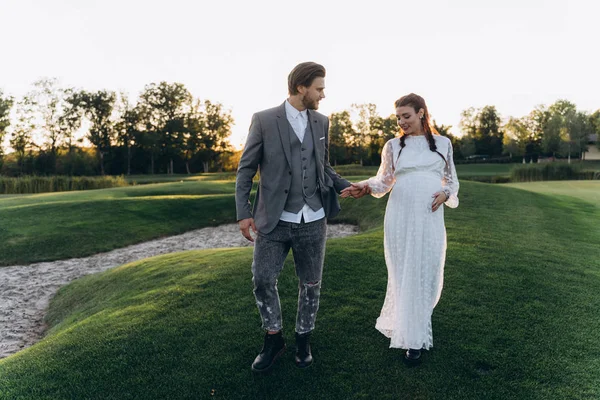 Bela Mulher Grávida Vestido Branco Com Homem Bonito Mãos Dadas — Fotografia de Stock