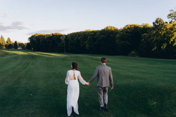 Bela Mulher Grávida Vestido Branco Com Homem Bonito Mãos Dadas — Fotografia de Stock