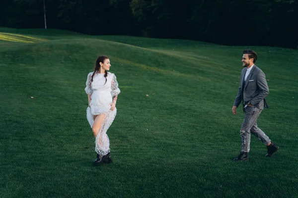 Bela Mulher Grávida Vestido Branco Com Homem Bonito Andando Gramado — Fotografia de Stock