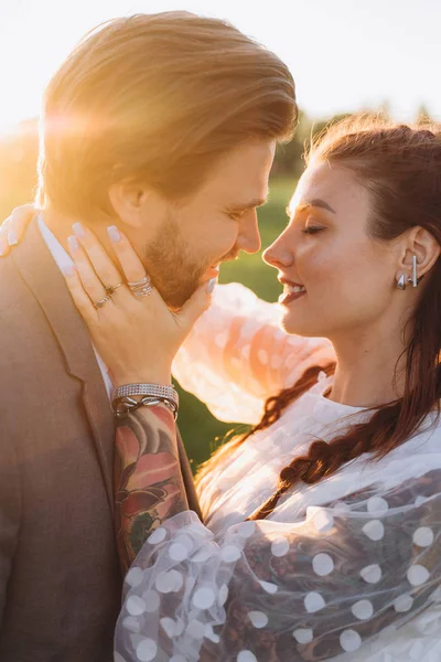 Mooie Vrouw Knappe Man Staande Gezicht Het Gezicht Tegen Ondergaande — Stockfoto