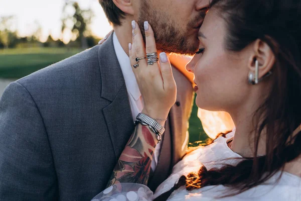 Knappe Man Zoenen Vrouw Voorhoofd Tegen Ondergaande Zon — Stockfoto