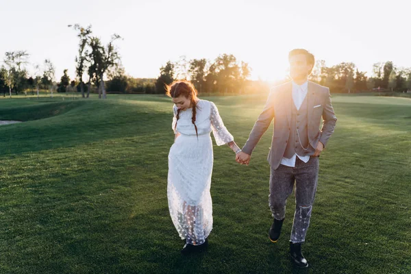 Bella Donna Incinta Abito Bianco Con Bell Uomo Che Tiene — Foto Stock