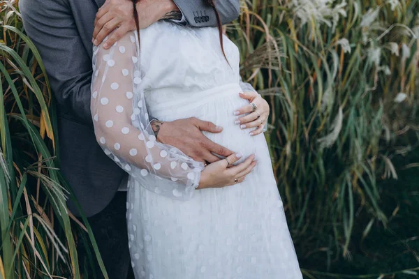 Para Przytulanie Brzuch Kobiety Ciąży Urugwajskim Pampas Trawa Tło Wieczór — Zdjęcie stockowe