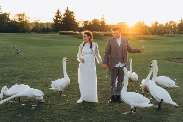 Bela Mulher Grávida Vestido Branco Com Homem Bonito Andando Mãos — Fotografia de Stock