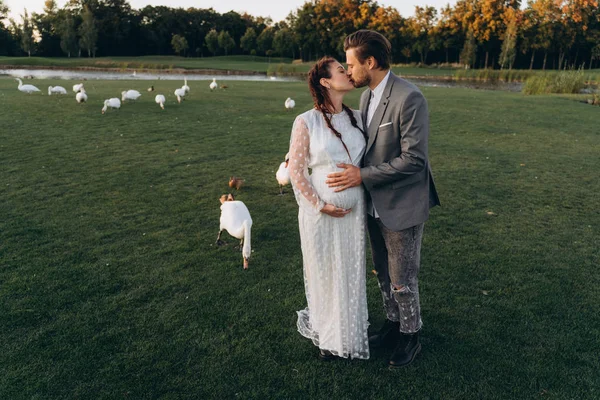 Beautiful Pregnant Woman White Dress Handsome Man Kissing Green Lawn — Stock Photo, Image