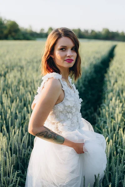 Retrato Mujer Con Estilo Vestido Largo Blanco Pie Campo — Foto de Stock