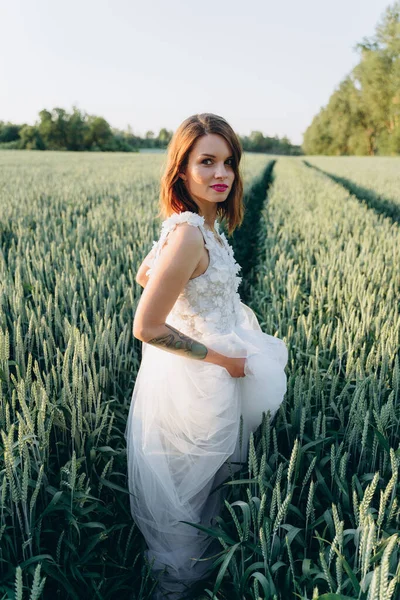 Jolie Femme Robe Blanche Longue Debout Dans Prairie Été Portrait — Photo