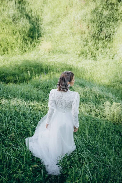 Mulher Atraente Vestido Branco Área Verde — Fotografia de Stock