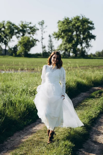 Attraktive Frau Weißen Kleid Steht Grünen — Stockfoto