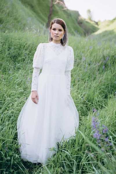 Jolie Femme Robe Blanche Debout Dans Zone Verte — Photo