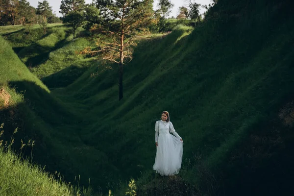 Modna Kobieta Białej Sukience Stojąca Zielonym Górskim Krajobrazie — Zdjęcie stockowe