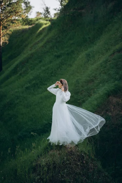Fashionable Woman White Dress Standing Green Mountain Landscape — Stock Photo, Image