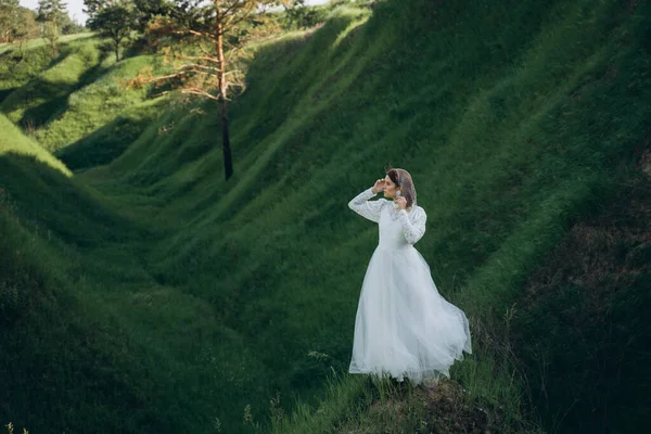 Modna Kobieta Białej Sukience Stojąca Zielonym Górskim Krajobrazie — Zdjęcie stockowe